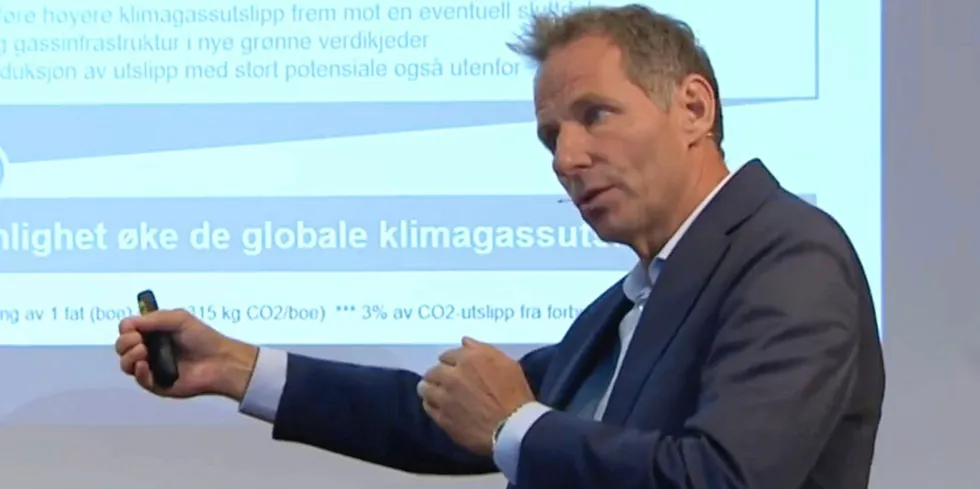 Jarand Rystad presenterte rapporten der de konkluderer med at kutt i norsk olje- og gassproduksjon vil føre til økte globale klimautslipp.