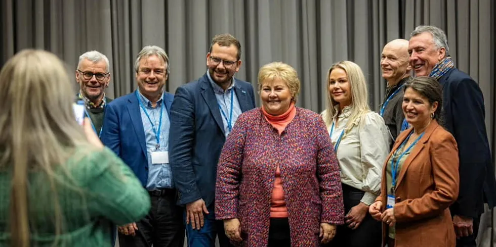 Partileder Erna Solberg var med på årsmøtet til Vestland Høyre og stilte villig opp på bilder. Der ble det vedtatt en resolusjon om grunnrenteskatt på havbruk.