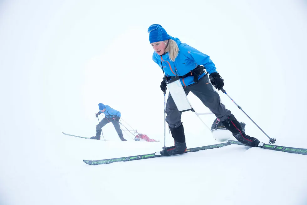 Med 40 kilo i pulken kjemper Line Sogn Plassen (foran) og Ingeborg Kristine Lind seg opp en bratt bakke innover Hardangervidda, i området der Expedition Amundsen arrangeres i starten av mars. Foto: Gunnar Lier
