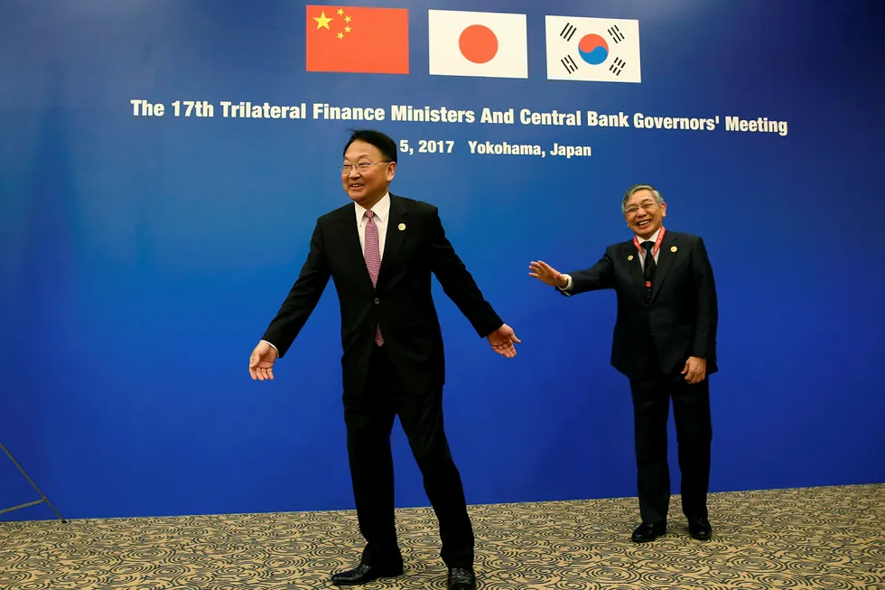Japan, Kina og Sør-Korea er enige om å stå samlet i kampen mot proteksjonisme. På bildet poserer Sør-Koreas finansminister Yoo Il-ho (til venstre ) sammen med Japans sentralbanksjef Haruhiko Kuroda før møtet med Kina under det årlige møtet i Asian Development Bank (ADB). Foto: Issei Kato/Reuters/NTB scanpix