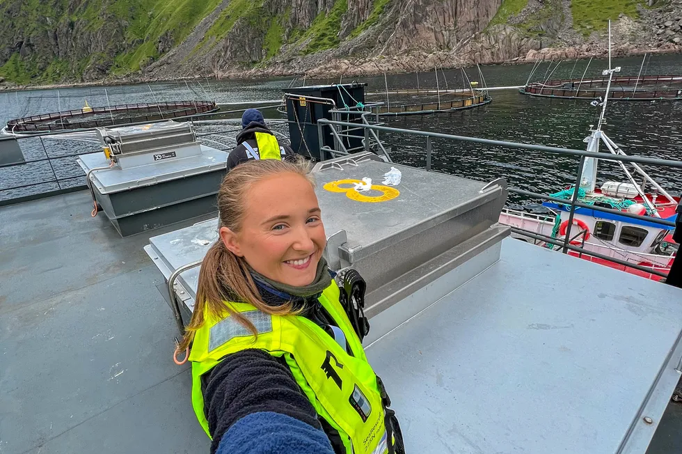 Silje Villa (23) er framtidig havbruksingeniør. I sommar jobbar ho som lakseguide på Lofoten seafood center.