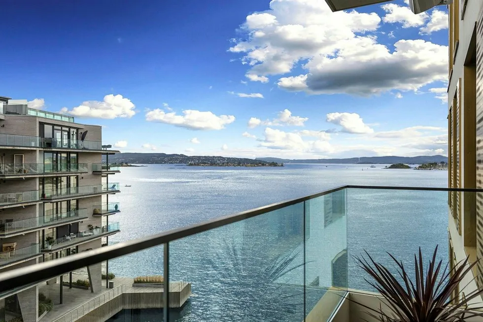 Den nye leiligheten til sjakkverdensmester Magnus Carlsen har adresse Dyna Brygge, og ligger ytterst på Tjuvholmen i Oslo. Leiligheten har to balkonger – fra denne får han utsikt over øyene i indre Oslofjord.