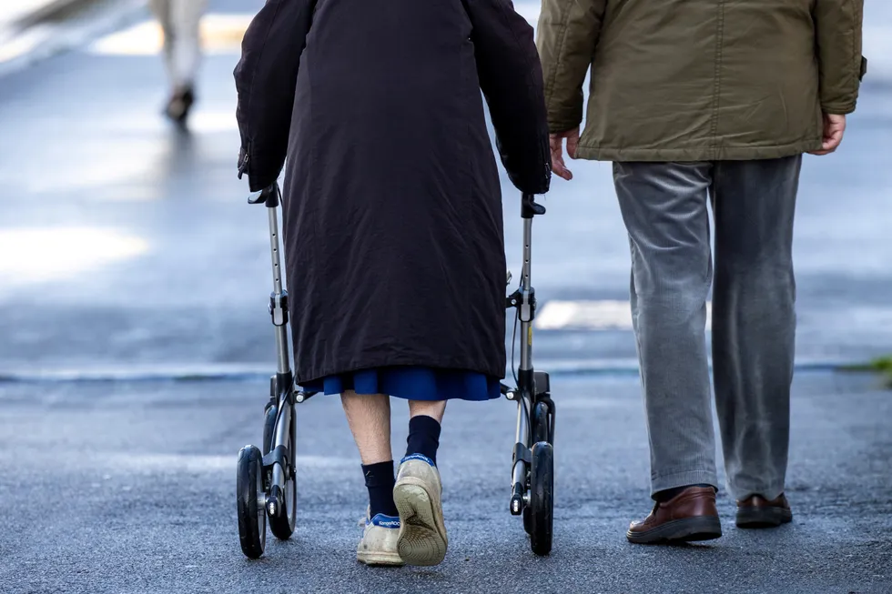 Kommuner over hele landet sliter med å få tak i nok fagfolk til omsorgstjenestene, å kutte i lønn og pensjon er en elendig rekrutteringsstrategi.