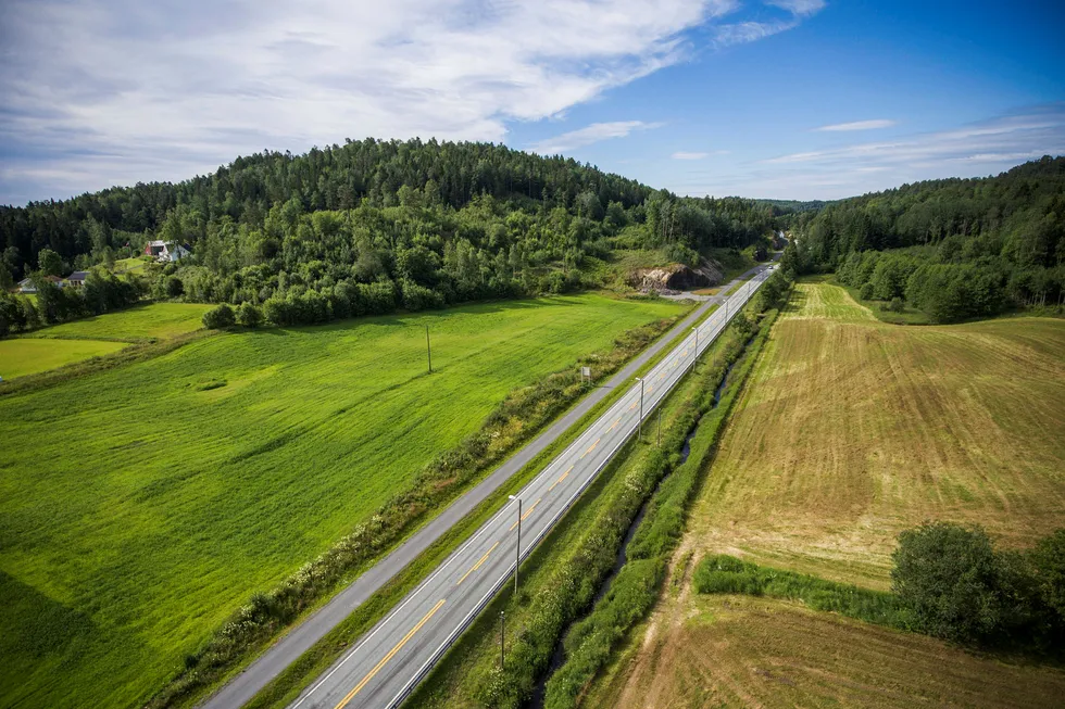 Arbeiderpartiet har allerede bestemt seg for å avvikle selskapet Nye Veier as, begrunnelsen er blant annet å «sikre politisk styring av beslutninger og prioriteringer av veiprosjekter». Det lover ikke godt. Her E 18 mellom Arendal og Tvedestrand. Foto: Sondre Steen Holvik