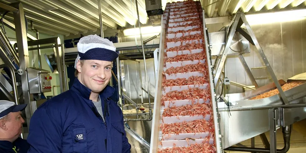 Heming Hansen har mastergrad i rekeskall og jobber med en doktorgrad i skjell og snegler. Han får ansvaret for kvaliteten på rekeskallhelsekosten. Foto: Arne Fenstad
