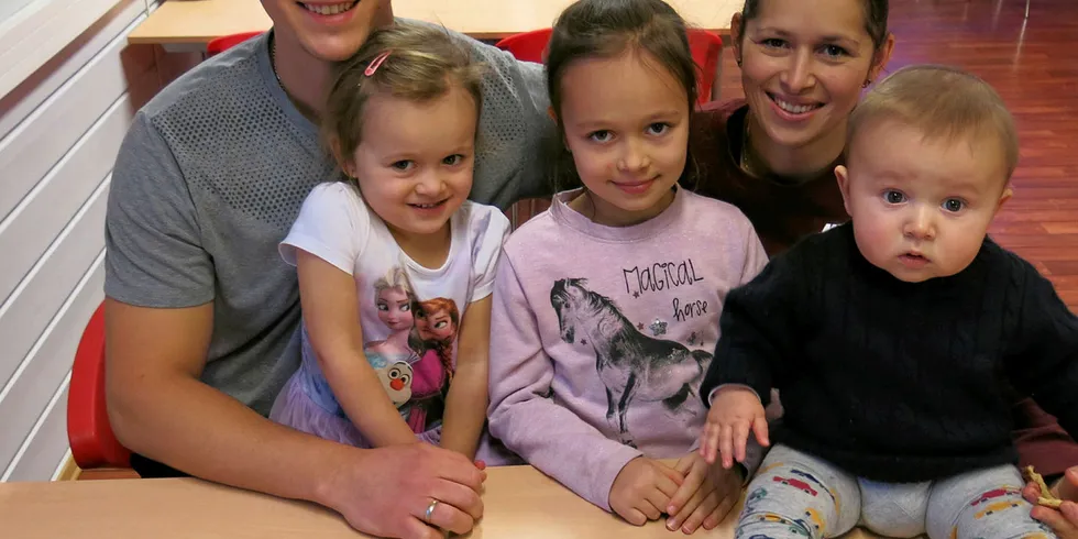 SATSER PÅ LAKS OG PÅ SØRARNØY: Familien Wojtkiewicz har slått seg ned på Sørarnøy. De har bygget seg hus og både Kinka og Konrad har fast jobb. Her er hele familien samlet på kantina til Salten N-950. F.v. Konrad, Natalia (3), Zuzanna (8), Kinka og Maksymilian (1).