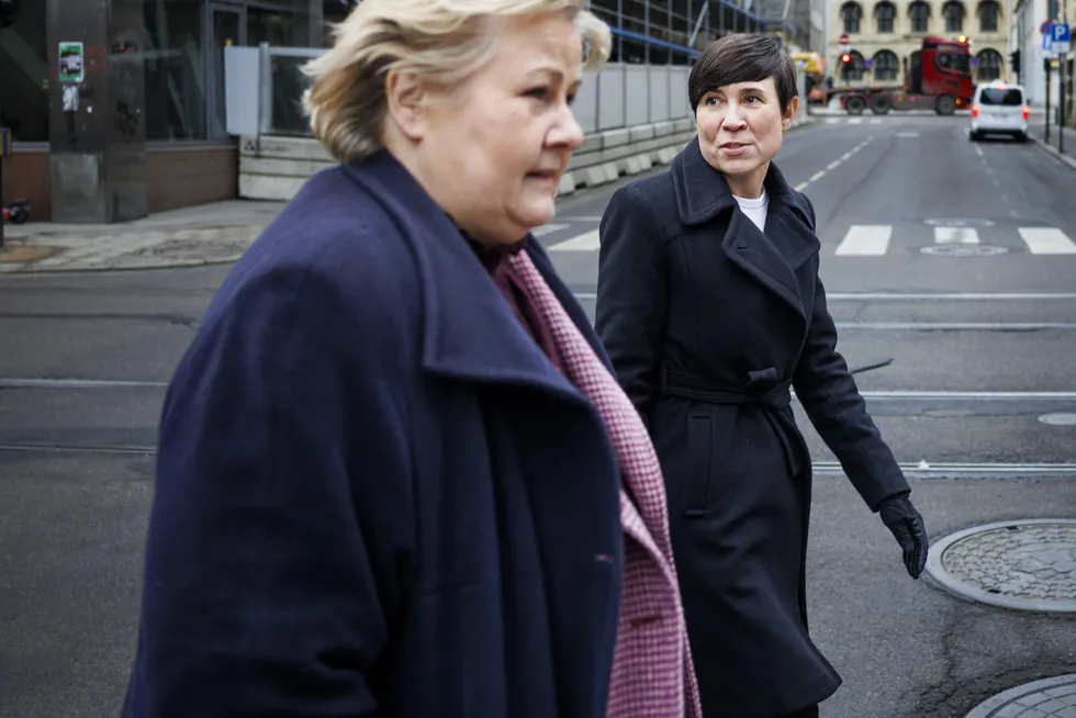 Ine Eriksen Søreide og Erna Solberg stiller seg i spissen for at de to største våpenselskapene i Norge skal få enda større muskler til å gire opp produksjonen.