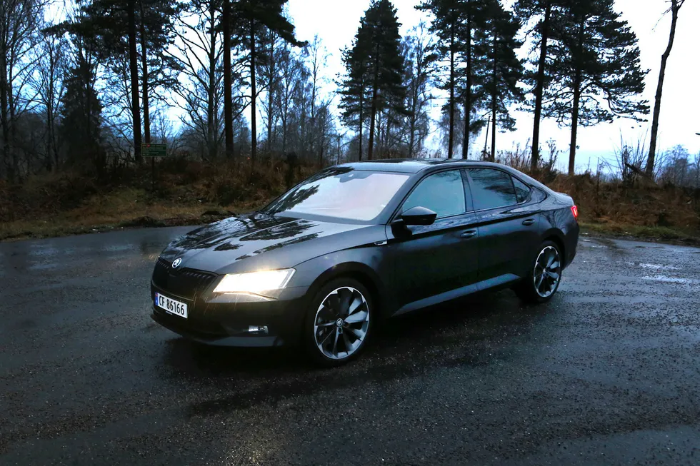 Det er litt BMW-vibber over Sportline-utgaven av Skoda Superb. Også under panseret. Foto: Embret Sæter