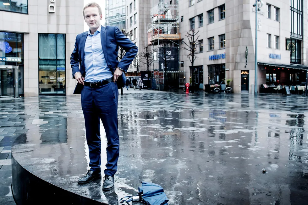 Sjefanalytiker Kristoffer Lomholt i Danske Bank traff blink da han anbefalte å selge kronen før jul.