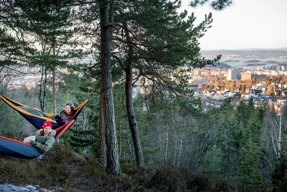 Søstrene Stine og Hege Schultz Heireng har fått mye oppmerksomhet for prosjektet der de gjennomførte 52 turer i løpet av 52 uker i fjor. Over halvparten var korte turer i nærområdet, her på Årvollåsen i Oslo. Foto: Mikaela Berg