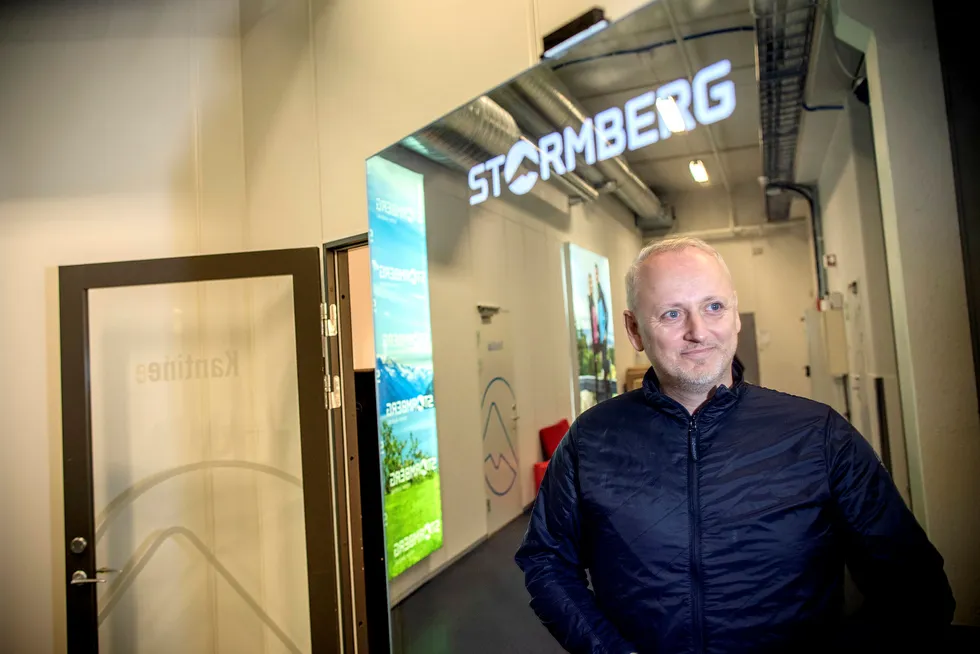 Stormberg-gründer Steinar J. Olsen og et flertall i Etikkinformasjonsutvalget vil påby alle virksomheter å ha åpne fabrikklister slik at forbrukerne får vite hvor varene blir produsert. Det skaper strid.