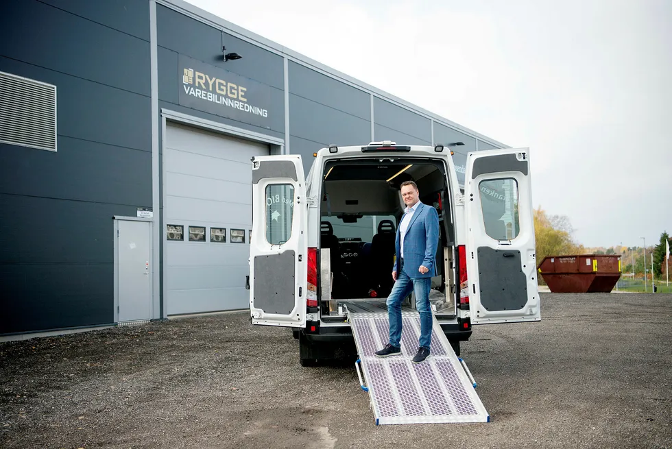 – Vi har hittil i år levert innredning av 53 minibusser til Oslo Taxibuss, sier daglig leder og eier Jan-Erik Jensen i Rygge Varebilinnredning. Selskapet er gasellevinner i Østfold. Foto: Mikaela Berg