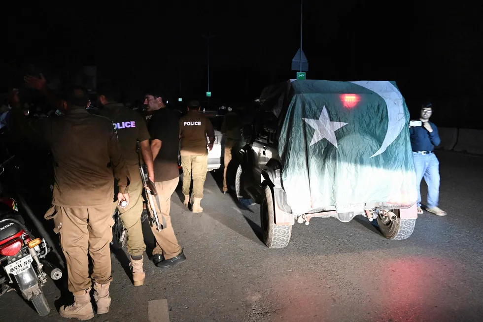 Soldater og politi ved militærbasen Nur Khan ved Rawalpindi i Pakistan, etter at India angrep med raketter i natt.