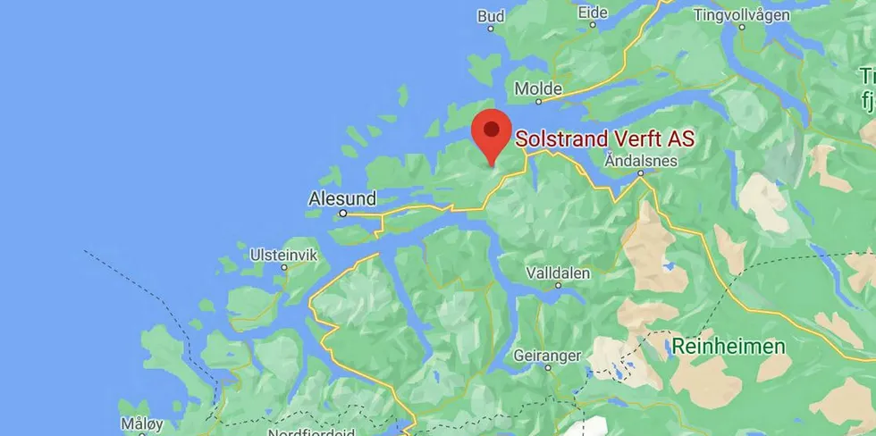 LEKKASJE: Det lekker fra en ammoniakktank i en båt som ligger i dokk ved Solstrand Verft i Tomrefjord i Vestnes i Møre og Romsdal.