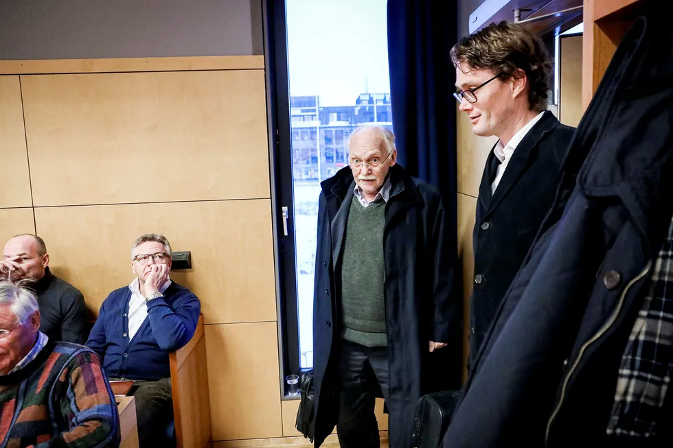 Norsk Data-gründer Rolf Skår ville lære nordmenn å spise kvarg til frokost, men endte med et tap på 22 millioner kroner. Advokat Eilif Sverressøn Koch (til høyre), tidligere styremedlem og varastyremedlem i datterselskapet til Urtehaven, Per Erling Larsen (bak til venstre) og Stig Fjellanger. Aksjonær Christian Fjellberg (foran til venstre). Foto: Gunnar Lier
