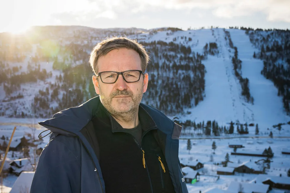 Svenn Magne Brokke ved Brokke Alpinsenter, her avbildet i vinter, fikk i sommer 25-doblet strømregningen før han ble kastet ut av strømselskapet Tinde Energi.