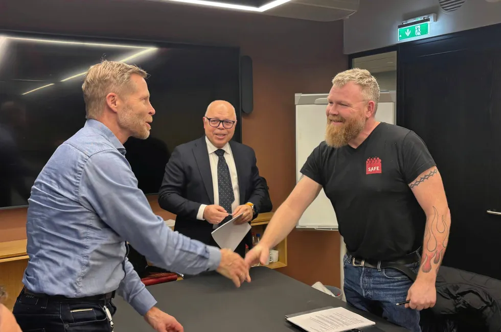 Forbundsleder Raymond Midtgård til høyre, med Rederiforbundets Pål Tangen.