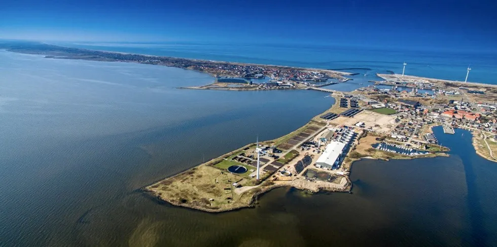 Det brøt ut en storbrann ved landbasertoppdretteren Atlantic Sapphires danske anlegg i Hvide Sande onsdag kveld.