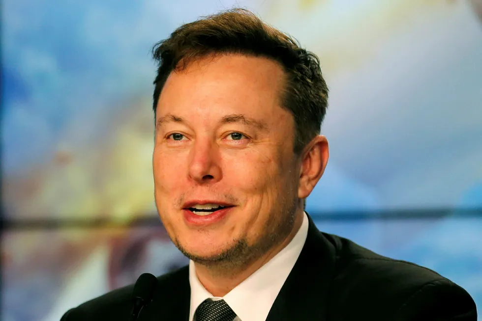 Elon Musk har rast mot Californias strenge smitteverntiltak lenge. Nå har han gjenåpnet fabrikken sin i delstaten tross det han omtaler som «fascistiske» regler.
