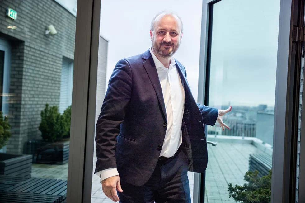 – Våre ansatte i Luxembourg flyr mye frem og tilbake til Sveits om dagen. Det håper jeg i hvert fall – det er jobben deres, sier Håkon E. Hansen, konserndirektør i DNB.
