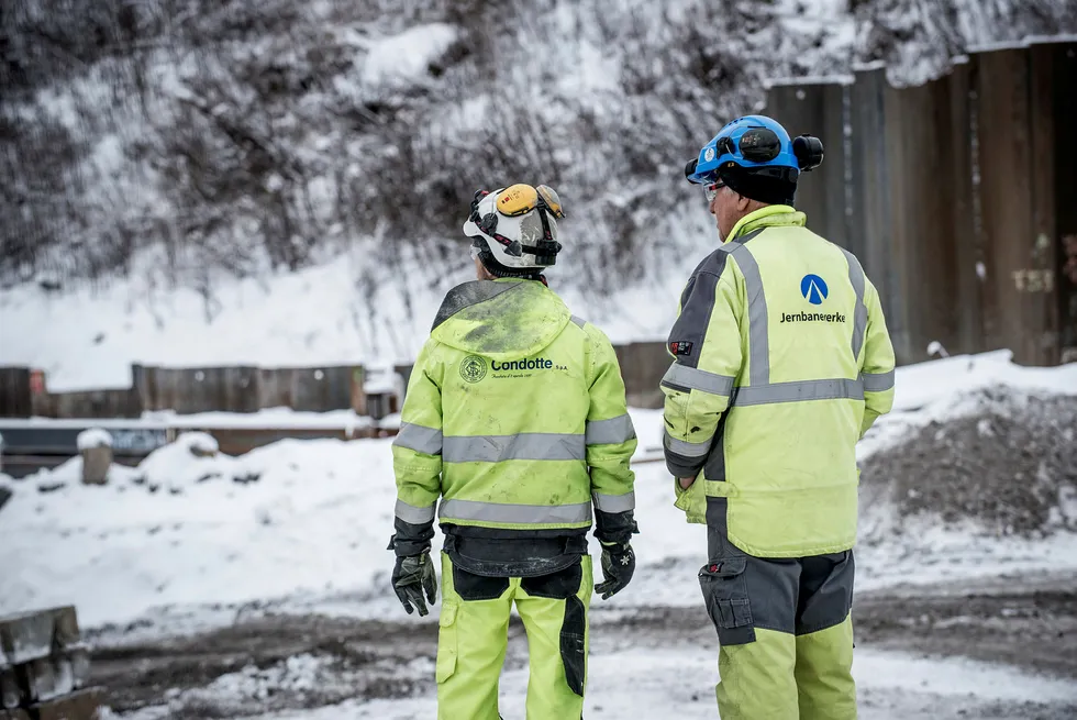 Bygningsarbeidere fra Condotte i sving på byggeplassen der Follobanen skal gå fra Oslo S inn under Ekebergåsen. Condotte fikk senere økonomiske problemer, noe som førte til at Bane NOR avsluttet avtalen.