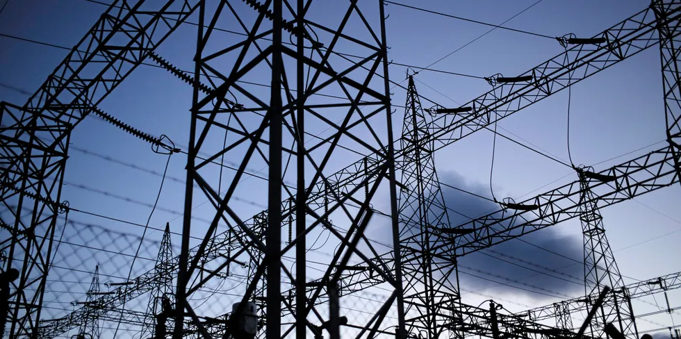 Markedsaktørene i strømmarkedet ser ikke ut til å tro at strømprisen i Sør-Norge skal under én krone per kilowatt igjen, med det første.