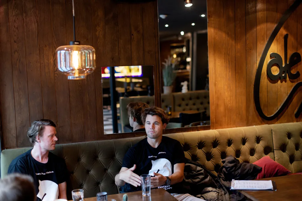 Magnus Carlsen (høyre) er i gang med et nytt sjakkteknologi-selskap, etter å ha tjent store penger på Play Magnus. Mats André Kristiansen går fra Oda for å bli sjef.