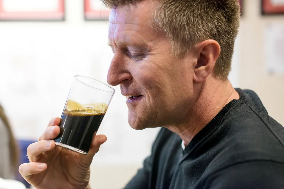 Norgessjef i VNG Atle Sonesen var i 2014 ute på boreriggen og luktet på den første oljen fra Fenja, som den gang ble omtalt som Pil-funnet. Foto: HELGE HANSEN/Montag as