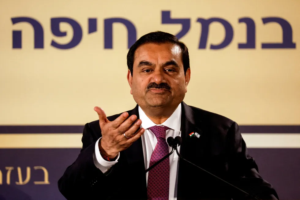 Den indiske milliardæren Gautam Adani forsøker å redde konglomeratet etter påstander om svindel og aksjemanipulasjon. Aksjonærverdier på 1400 milliarder kroner har forsvunnet på under en måned.
