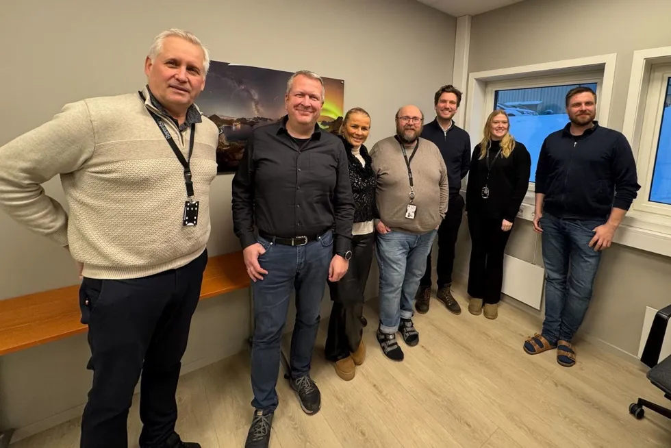 Elbits besøkte sin nye eier i Vadsø i slutten av januar. Fra venstre: Jens Betsi (Barents Nett), Jan Rondeel (ElBits), Bente Lindberg (ElBits), Trond Tolk (Barents Nett), Tor W Stålsett (ElBits), Katrine Reisanen (Barents Nett) og Markus Jørgensen (Barents Nett).