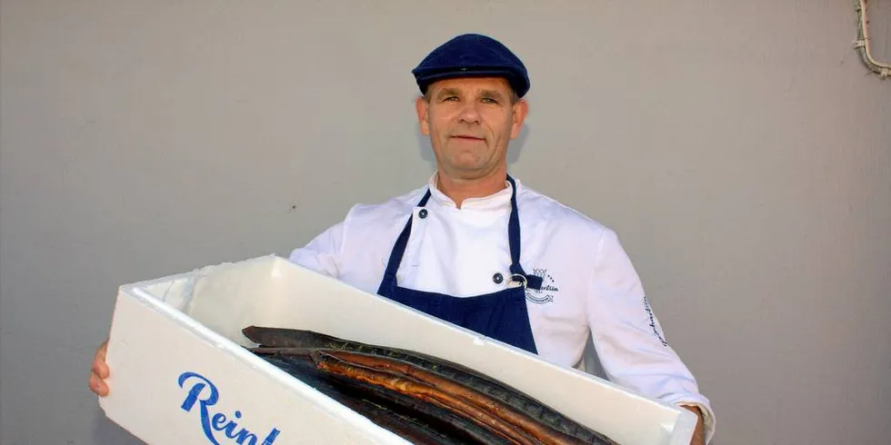 POPULÆRT I SØR: Reidar Fredriksen, daglig leder i Reinhartsen and Co kan by på røkt ål.– Som tilbehør kan du for eksempel ha potetsalat, eggerøre sammen med lefse eller flatbrød, sier han.Foto: Privat