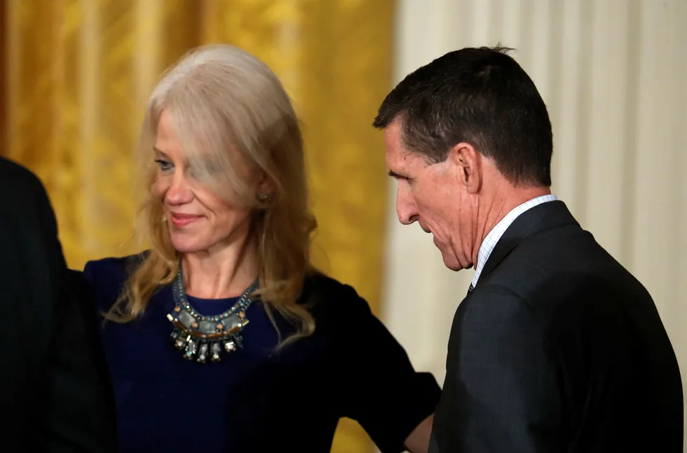 Michael Flynn i samtalemed Kellyanne Conway før president Donald Trumps felles pressekonferanse med Canadas statsminister Justin Trudeau i Det hvite hus mandag. Foto: Pablo Martinez Monsivais
