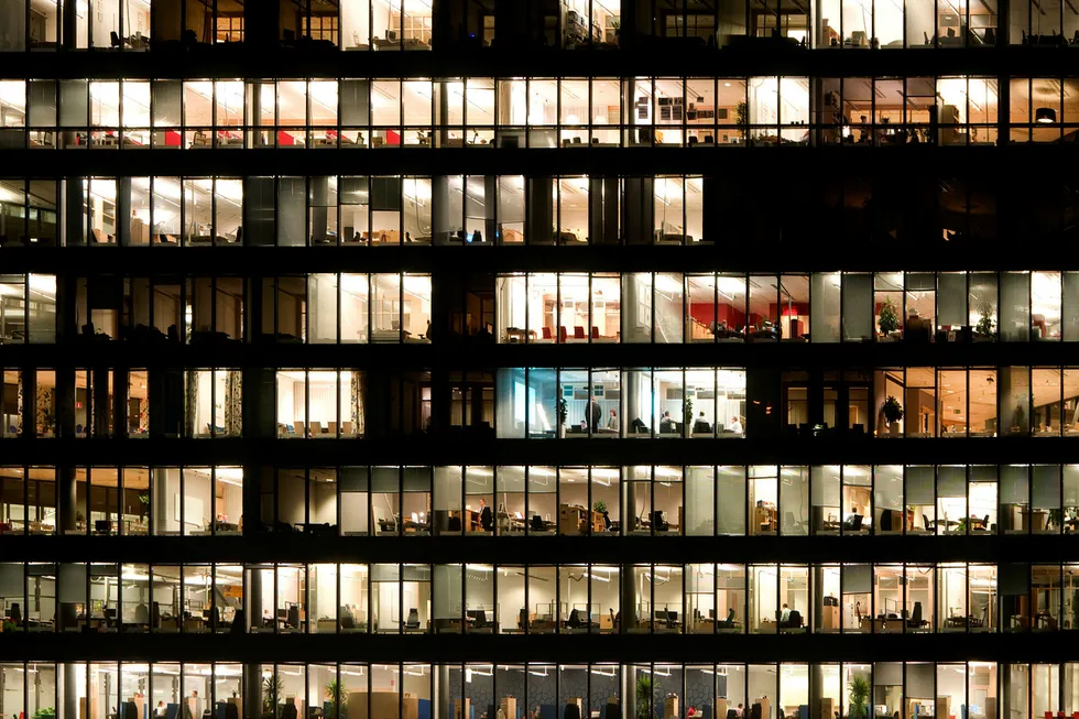 Brudd på bestemmelsene om overtidsbetaling ligger som en latent økonomisk bombe i virksomhetene, skriver forfatterne. Foto: Istock/Getty Images