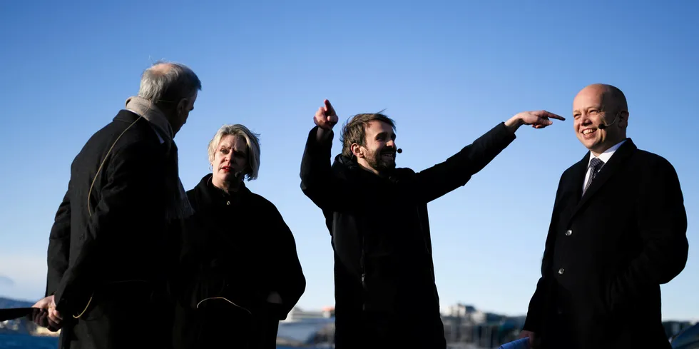 Næringsminister Jan Christian hadde nesten overtenning da han presenterte havvind-nyheter sammen med sine regjeringskollegaer Jonas Gahr Støre, Marte Mjøs Persen og Trygve Slagsvold Vedum.