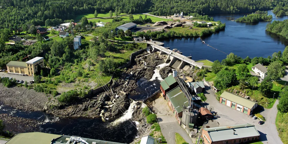 Arendalsvassdraget 22 August 2011 Den første utbyggingen av Rygenefossen kom i gang i 1914. Rygene er et elvekraftverk, og selve kraftstasjonen er et fjellanlegg. Fallhøyden er på 38 meter, og slukeevnen til kaplanturbinen er 170 m³ per sekund. Vannet ledes inn i kraftstasjonen i en 71 meter lang trykksjakt, og fra stasjonen føres vannet ut gjennom en to kilometer lang avløpstunnel.