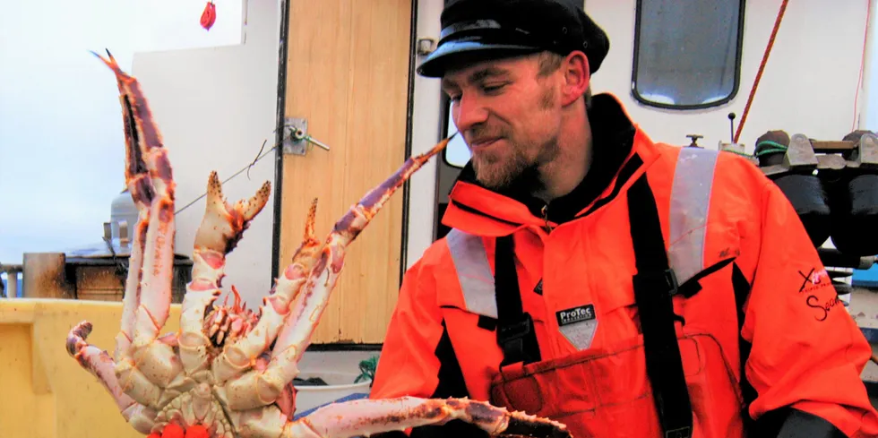 Geir Jørgensen er listet på førsteplass som stortingskandidat for Rødt, Nordland. Han har både vært mannskap på en 50 fots båt fra Meløy, og har tidligere drevet fiske i åpen gruppe med kvote på kongekrabbe, som bildet viser.