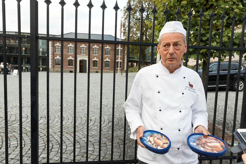 Rune Forsberg fra Hval sjokoladefabrikk protesterte mot sukkeravgiften utenfor Statsministerens kontor onsdag.