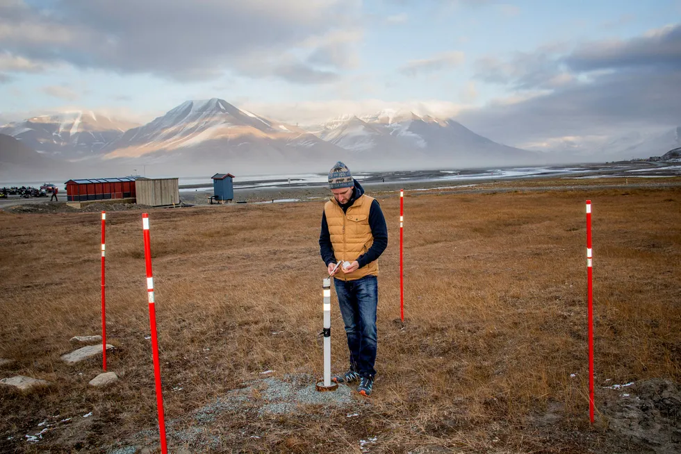 Forsker Graham Gilbert måler temperaturen i permafrosten i Longyearbyen på Svalbard. Temperaturmålere er utplassert i borehull i bakken en rekke steder på Svalbard og i andre arktiske områder.