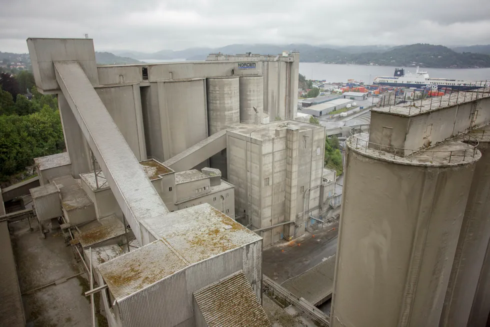 Gjennomfør karbonfangst- og lagringsprosjektet. Da kutter vi utslippene fra to store punktutslipp i Norge, Norcem Brevik (bildet) og Fortum Klemetsrud, til sammen 0,8 millioner tonn CO2 ,skriver artikkelforfatterne.