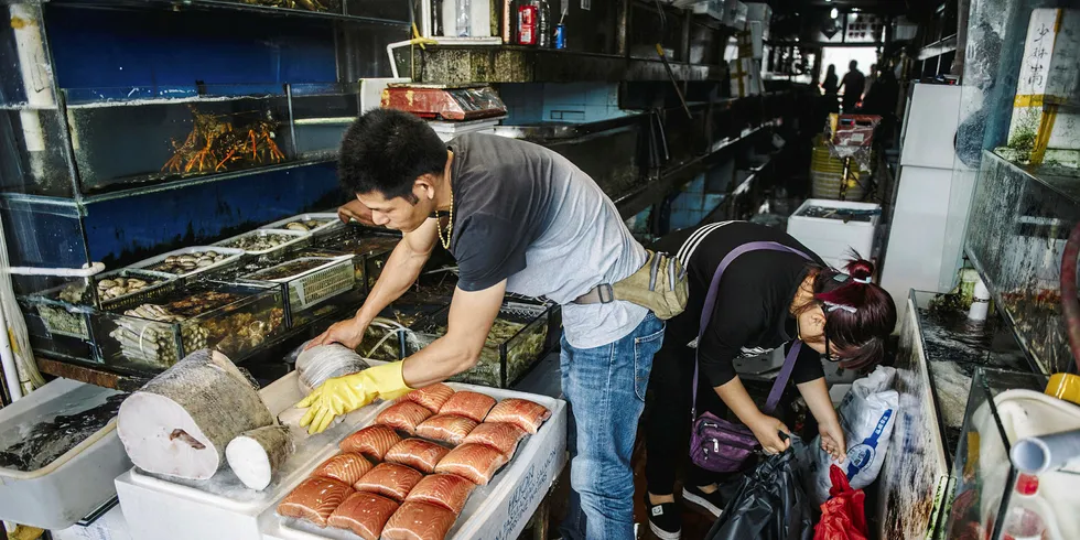 På fiskemarkedet i Shanghai hadde norsk laks 90 prosent av markedet før 2010. Mye av laksen solgt de siste årene har imidlertid også vært norsk laks smuglet inn i Kina, via Vietnam og Hong Kong.