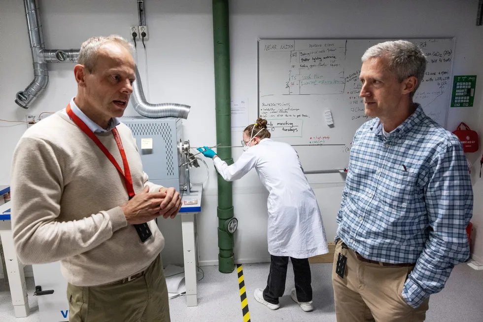 Gründer Bjørn Brandtzæg, til venstre, kjemiker Sara Elise Isachsen Moholt og teknologiansvarlig David Gerez, til høyre) i Photoncycle mener de har løsningen på den store svakheten med solenergi.