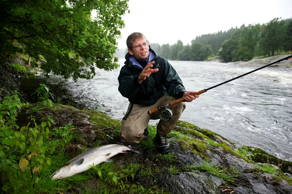 Generalsekretær Torfinn Evensen i Norske Lakseelver, her avbildet i Tovdalselva ved Kristiansand, fryder seg over rekordfangster i elvene i Sør-Norge. men oppfordrer samtidig laksefiskerne til edruelighet. Foto: Anders Martinsen