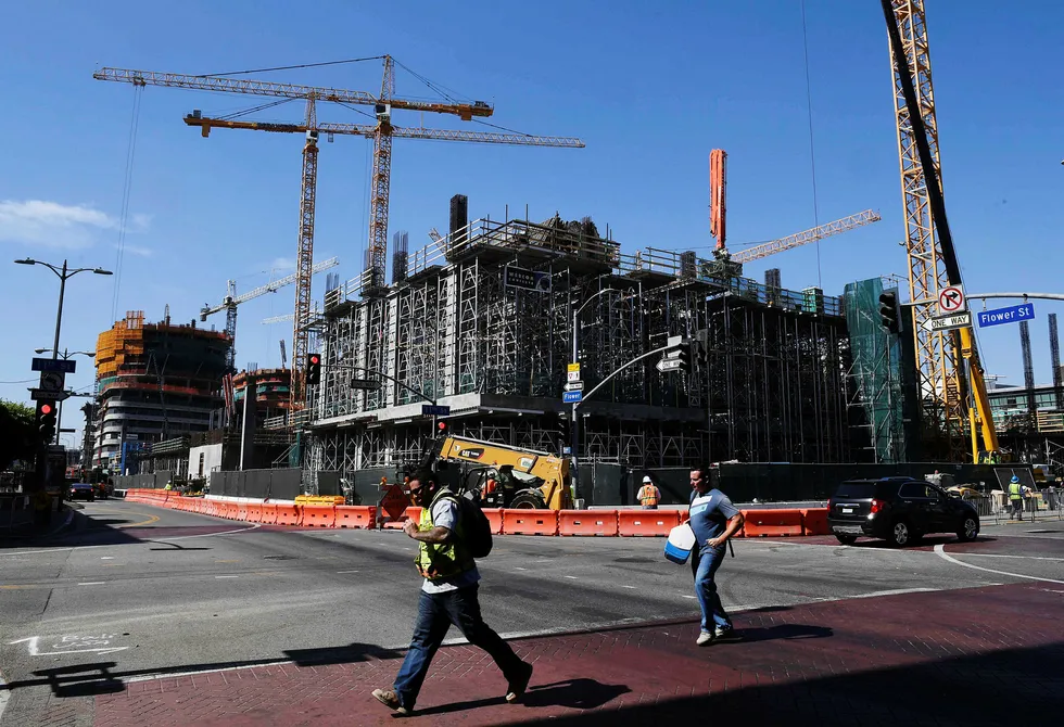 Det kinesiske eiendomsselskapet Oceanwide Holdings er i ferd med å investere rundt ni milliarder kroner i et nytt leilighetskompleks i sentrum av Los Angeles. Aldri tidligere har kinesiske privatpersoner og investorer investert mer i eiendom i utlandet. Foto: Mark Ralston/AFP/NTB Scanpix