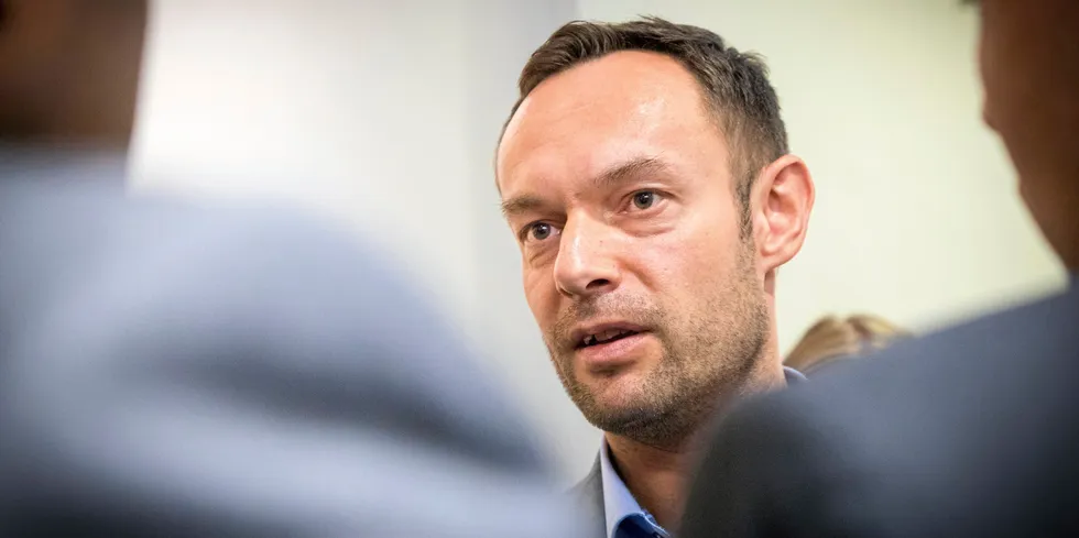 Kvotemeldinga lar vente på seg. Samtidig samles stadig flere kvoterettigheter på færre henter. – Stikk i strid med det Ap og Sp gikk til valg på, sier SVs Torgeir Knag Fylkesnes.