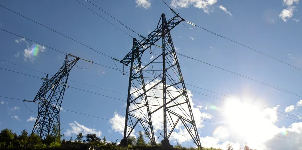 Strømprisene blir rekordhøye torsdag, med over 4 kr/kWh for forbrukere og næringsliv i NO2, som dekker sørlige Vestland, Rogaland, Agder, Telemark og gamle Vestfold.