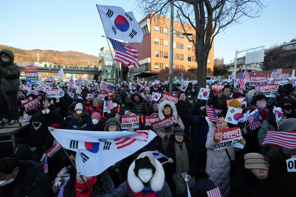 Store folkemasser har samlet seg i den sørkoreanske hovedstaden Seoul – i protest mot den suspenderte presidenten og for å vise sin støtte. Støttespillerne har latt seg inspirere av demonstrasjonene til støtte for Donald Trump etter presidentvalget i 2020.