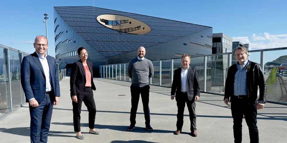 Powerhouse er sentralt i mikronettet i Trondheim. Fra venstre Kristian Dahlberg Hauge fra kommunen, Stine Hostad fra Entra, Bengt Eidem fra Tensio, samt Stig Tore Laugen og Bernhard Kvaal i Trønderenergi.