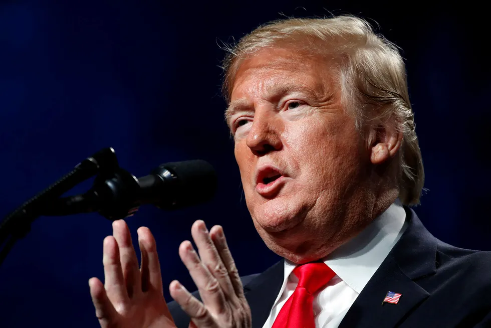 President Donald Trump avlyser regjeringens deltagelse på Verdens økonomiske forum i Davos av hensyn til 800.000 offentlig ansatte som ikke får lønn på grunn av nedstengningen av offentlig sektor.
