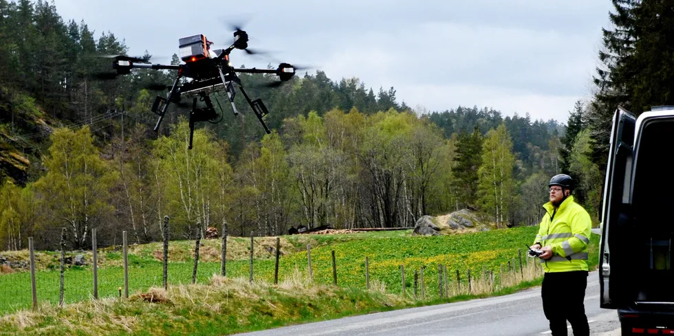 Dronepilot Thor Stokke i KVS Technologies sender dronen opp manuelt med håndkontrollen før han kobler over på automatikk.
