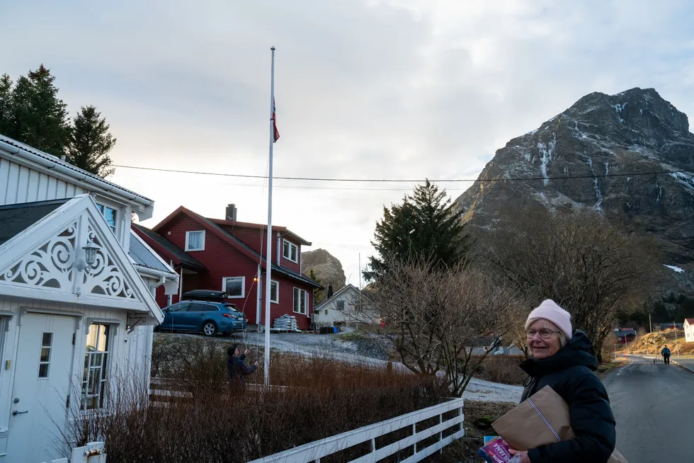 Tove Os er enke etter Steinar Olaisen som grunnla Nova Sea. Hun opplever salget av ektemannens livsverk som trist. Her holder en nabo på med å sette flagget til halv stang for anledningen.